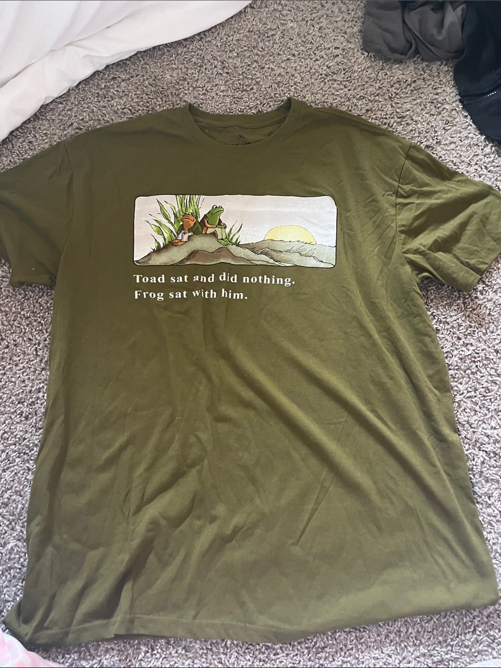 Olive Green Short-Sleeve Graphic Tee with Frog & Toad Illustration